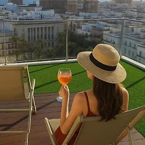 skyline-penthouse-with-terrace-of-50-m2-and-stunning-views.hotelsincadiz.net/